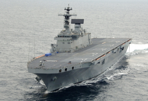 해군 대형수송함 독도함이 훈련을 위해 이동하고 있다. 해군 제공