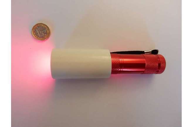연구 참가자에게 제공된 LED 조명 같은 장치. 장파장에 해당하는 670나노미터(1나노미터 = 10억 분의 1m)의 진홍색 빛을 발한다.(사진=UCL 제공)
