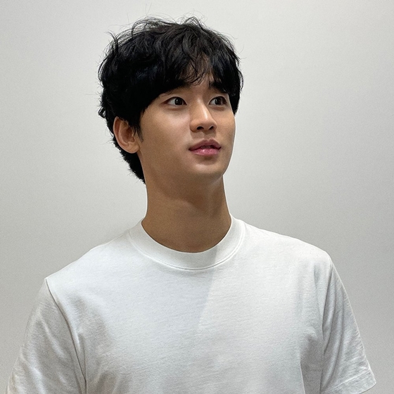 Kim Soo-hyun posted a photo on his instagram on Saturday afternoon.The photo released shows Kim Soo-hyun wearing a white T-shirt, especially Kim Soo-hyun, who shows off her coolness and hunnam-mi even in a T-shirt.The smile that is gently built is also a smile angel.Fans who encountered the photos showed various reactions such as cool and lovely.Meanwhile, Kim Soo-hyun starred in the Coupang play series One Day, which will be released at 0:00 on the 27th.One Day is an eight-part hardcore crime drama depicting the intense survival of Kim Suspension (Kim Soo-hyun), who became a suspect in a night-long murder in an ordinary college student, and a bottom-level third-class lawyer, cautious (Cha Seung-won), who does not ask the truth.