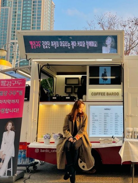Actor So Yi-hyun has certified a coffee tea gift.On the afternoon of the 25th, So Yi-hyun posted several photos on his instagram with the phrase Thank you for my companion H & Entertainment.So Yi-hyun in the photo is taking a certified shot in front of a coffee car that arrived at the scene of the drama Red Guddu. It is impressive to see a smile while looking at coffee.He added, Our family members for shooting and shaking. He showed affection for his agency.So Yi-hyun, meanwhile, has two daughters in 2014 with Actor In Gyo-jin and marriage.So Yi-hyun is currently appearing on KBS2 drama Red Guddu.