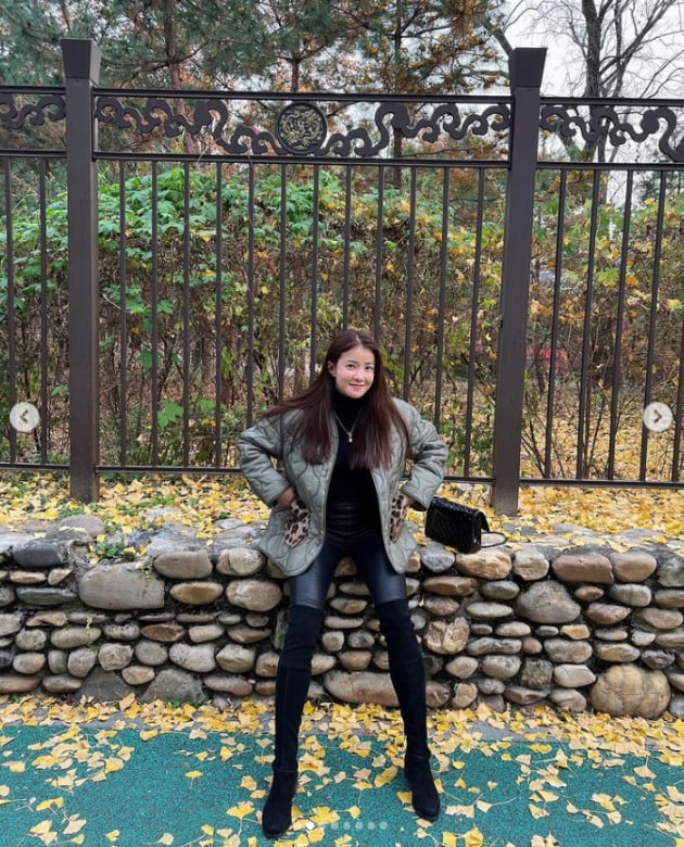 Actor Lee Si-young has told of her daily routine.Lee Si-young posted several photos on his Instagram with heart emoticons on the 25th.In the photo, Lee Si-young is wearing padding with Hopi Reservation pattern points and tight pants and boots, adding simple yet chic charm.Meanwhile, Lee Si-young married Cho Seung-hyun, a restaurant businessman in 2017, and has a son.Photo: Lee Si-young SNS