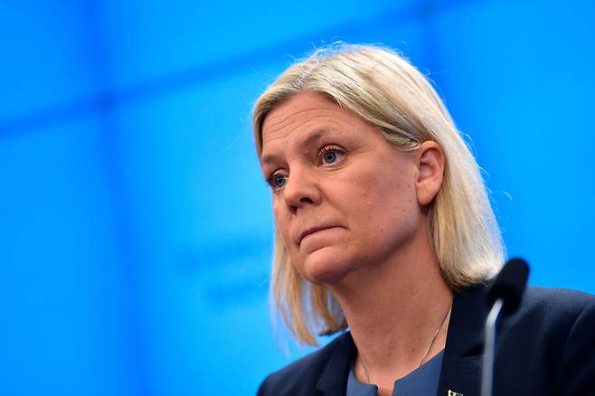 24일(현지시간) 스웨덴 역사상 처음으로 여성 총리가 된 집권 사회민주당 대표 마그달레나 안데르손. 총리 선출 7시간 만에 사의를 밝혔다./AFP 연합뉴스