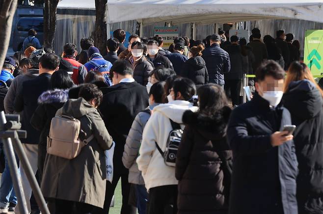 지난 24일 서울광장 코로나19 임시선별진료소에서 시민들이 검사를 받기 위해 줄지어 서 있다. /연합뉴스