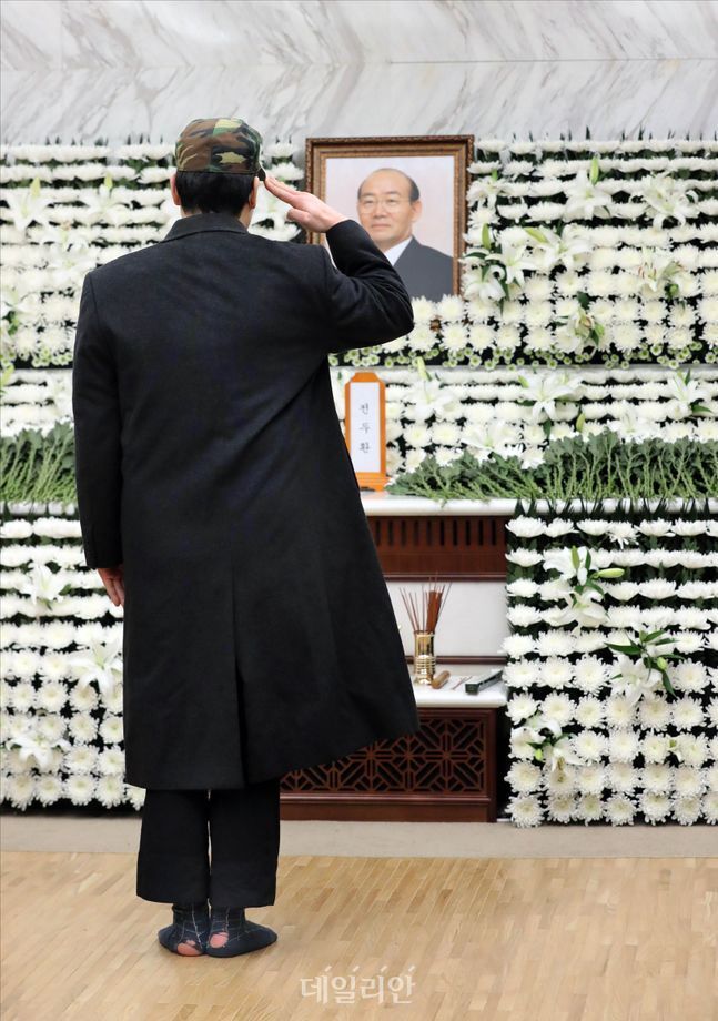 지난 24일 오후 서울 서대문구 신촌 세브란스병원 장례식장에 마련된 전두환 전 대통령 빈소를 찾은 한 조문객이 전투모를 꺼내쓰고 경계를 하고 있다. ⓒ데일리안 홍금표 기자