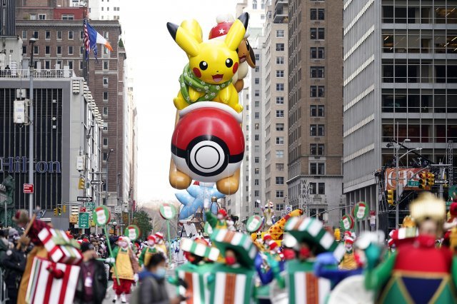 일본 인기 만화 게임 캐릭터 피카츄 대형 풍선이 25일(현지시간) 미국 뉴욕에서 하늘에 떠 있다. AP 뉴시스
