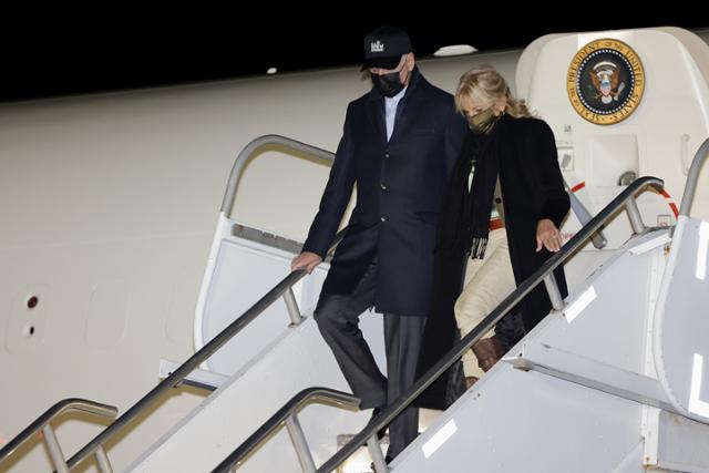 조 바이든 미국 대통령과 부인 질 바이든 여사가 23일 매사추세츠주 낸터킷 섬 공항에 도착해 전용기 에어포스원에서 내리고 있다. 낸터킷=로이터 연합뉴스