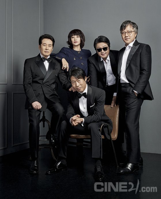 Even the reunion is touching.The film Tazza: The High Rollers (director Choi Dong-hoon), which was re-released in 15 years, gathered again through Cine 21 cover Kahaani to demonstrate special synergy.Tazza: The High Rollers is a film about a thrilling bout of games unfolded with Tazza: The High Rollers, whose natural game company Goni has lived on a gambling board after meeting the designer Jeong Madam and the legendary Tazza: The High Rollers Plains.The cover of the movie weekly Cine 21 and the cover Kahaani cut confirms the attractive synergy of Choi Dong-hoon, Kim Hye-soo, Yun-shik Baek, Yu Hae-jin and Kim Yoon-seok.Kim Hye-soo, who completed the stylish navy costume styling following Choi Dong-hoon, Yun-shik Baek, Yu Hae-jin and Kim Yoon-seok, who gentlely digested the classic black suit, makes the chemistry of those who gathered in one place for the first time in 15 years.The eyes of the actors who feel relaxed smiles and charisma remind me of the unforgettable characters in Tazza: The High Rollers and give me an intense impact.An interview with a long-awaited Audience director Choi Dong-hoon and four actors chemistry and a colorful behind-the-scenes Kahaani on Tazza: The High Rollers will be available on Cine 21, which will be published on the 27th, and the digital remastering version of Tazza: The High Rollers will be released on the 1st of next month.