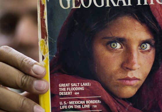 1985년 6월 내셔널 지오그래픽 표지를 장식한 '아프간 소녀.' 전쟁의 비극과 난민을 상징하는 사진이 됐다. [AP=연합뉴스]