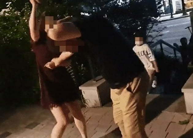 지난 7월 30일 서울 성동구의 한 산책로에서 만취한 20대 여성에게 무차별적인 폭행을 당하는 40대 남성 / 사진=온라인 커뮤니티