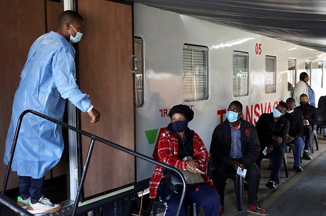 남아프리카공화국 시민이 지난 8월 신종 코로나바이러스 감염증(코로나19) 백신을 접종받기 위해 줄을 서 있는 모습. [로이터]