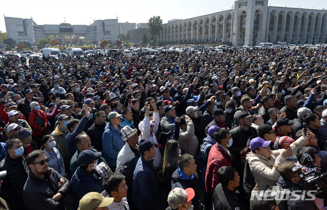[비슈케크=AP/뉴시스]7일(현지시간) 키르기스스탄 수도 비슈케크의 중앙광장에 모인 사람들이 시위하고 있다. 키르기스스탄 중앙선거관리위원회는 비슈케크 등에서 대규모 시위가 발생하면서 부정선거 의혹이 제기된 지난 4일의 총선 결과를 무효화했으며 향후 2주 이내에 재선거가 실시될 것이라고 밝혔다. 2020.10.08.