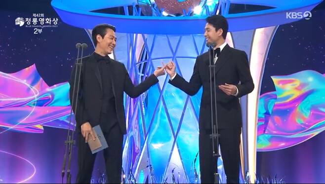 Were a snitch.Actor Jung Woo-sung and Lee Jung-jae, who were on stage together as awards winners of the Blue Dragon Film Awards, shook their fingers with their pinkies.Actor Jung Woo-sung Lee Jung-jae was on stage as a prize winner while the 42nd Blue Dragon Film Awards ceremony was held at KBS Hall in Yeouido on the afternoon of the 26th.Jung Woo-sung Lee Jung-jae, who was on stage with an unusually hot applause as a prize winner, was naturally spotlighted.Lee Jung-jae, who has become a global star with Squid Game, has led the director debut with Hunt, and Jung Woo-sung has produced Netflix Silence Sea ahead of the release.Jung Woo-sung said, In eight years, I came out as a prize winner for the Blue Dragon Film Awards. I thought that I should come out with my hands before I came to the stage.Kim Hye-soo, a host of the Blue Dragon Anbang, responded, I do not think its too late now.Jung Woo-sung, who laughed, said, We are a squid game. He borrowed the setting in the squid game and walked with Lee Jung-jae and his pinky finger to warm up the atmosphere.Jung Woo-sung then reminded Lee Jung-jae of Lee Jung-jaes decision to appear in his movie in the future, saying, Did not you forget the promise of If? Lee Jung-jae said, I feel like Im being dragged on.I will definitely appear, replied Jung Woo-sung, who was delighted that Timing is appropriate: you have become a global star and its a good time to use.On the other hand, the honor of the supervisory award was received by Ryoo Seung-wan of Mogadishu.Ryoo Seung-wan, who was handed the trophy by the two South Korea representative actors, said: If the screen looks strange, its normal.Thank you, but if these two people award, South Korea will not be good for any film director. Every movie is special, but this movie was even more, said Ryoo Seung-wan. I did not have a good day doing movies.Today is a good day, and it seems like this day is coming. The filmmakers who are still silent, please hold on a little longer.It will be a good day if you hold on, he said to his fellow filmmakers.Audiens are our comrades, said Ryoo Seung-wan, who released Modagishu after the fourth stage of the Corona 19 distance. We want to share this award with the comrades of the movie we are going to be together somewhere.Ryu concluded his impression that he would like to dedicate this award to the late Lee Chun-yeon, the 2000 representative who died this year.The Blue Dragon Film Awards, which were established in 1963, were held 42 times this year. Actor Kim Hye-soo and Hyun Suk were the awards ceremony for the live broadcast.