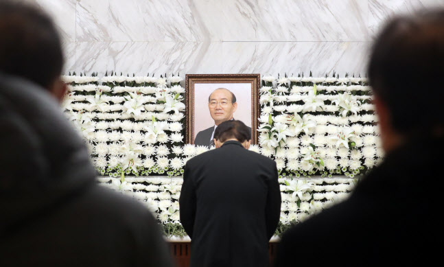 지난 25일 오전 서울 서대문구 신촌 세브란스병원 장례식장에 마련된 전두환 씨의 빈소에서 한 조문객이 인사를 하고 있다. (사진=공동취재단)