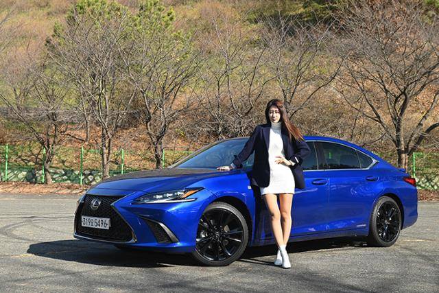 레이싱 모델 유다연이 ‘렉서스 ES 300h F 스포츠’를 만났다.