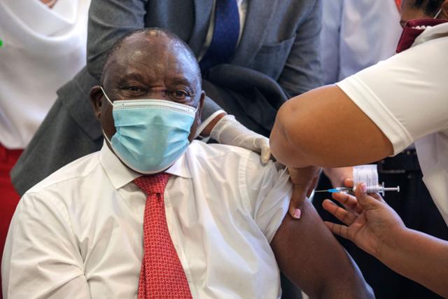 올해 2월 코로나19 백신을 맞고 있는 시릴 라마포사 남아프리카공화국 대통령. 케이프타운=AFP 연합뉴스