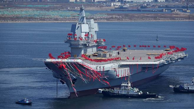 중국 독자 기술로 제작한 1호 항공모함인 산둥함. 남중국해를 방어한다. / AP 연합뉴스