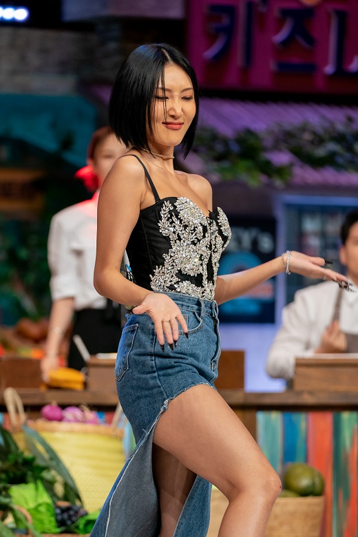 The cable channel tvN Amazing Saturday broadcasts on the 27th, group MAMAMOO members Moonbyul and Hwasa will be on the air.Moonbyul and Hwasa from MAMAMOO have found the studio.Hwasa introduced a solo new song Im a Light as a colorful Barefoot in the Park Performance and started the atmosphere from the beginning.Moonbyul, the first visit to Amazing Saturday, was curious to say that the star and Lean on Me, which had the greatest impact on becoming MAMAMOO, were here.First, Moonbyul named Taeyeon as his own star and said that he had grown up his dream of a singer by watching Taeyeon as a child.On the day, Taeyeon explained that he had also booked a seat next to Taeyeon. When Taeyeon responded that he was I am a Moonbyul fan, Moonbyul was also tearful with a tremendous excitement.Moonbyul pointed to the year as Lean on Me.The year that claimed to have been a rap teacher of MAMAMOO, I recalled the memories of the Doremis questioning and now I was proud to laugh as if the injustice was solved.With the full-scale dictation, Hwasa revealed her presence: she sang the song Boom Cheongi as LaEve, and she also showed a charm with cool dedication.Also actively struggling with ideas: Moonbyul also sat between the star and Lean on Me and boasted of delight.While analyzing the song, he showed a warm priest relationship with a similar year, and he certified that he was a steamy fan by giving a heart to the opinion of star Taeyeon.On the same day, Shi Chonggui was singing that he heard in the army every day.In a situation where I was wondering if I would show my skills in front of my disciples, I formed a key and a Han Ki Bum chemistry for a long time.In particular, Kee introduced a new corner in the corner by performing various performances and key down from PD to MC before the release of his support edition.Taeyeon and P.O, who played a decisive role in sharp reasoning, also showed off.In addition, the speak outing was Shi Chonggui for the snack game.Key was praised by Doremis for I was born for Amazing Saturday for dancing differentiated by showing off the appearance of the ending fairy.Moonbyul has added fun by releasing lyrical choreography with Lean on Me year and story.Hwasa also showed a suctioning stage that dominated the scene, and the collaboration stage of Taeyeon, Moonbyul and Hwasa continued.Kim Dong-Hyun, who has recently fallen in love with the dance battle, is the back door that showed the dance competition with Mun Se-yun and bold technology and made the scene navel.In the cable channel tvN Amazing Saturday, Shin Dong-yeop, Taeyeon, Park Na-rae, Mun Se-yun, Kim Dong-Hyun, Key, Year, Four Years, and P.O perform a mission to accurately write specific parts of the song with hot food in the national market.Amazing Saturday broadcasts every Saturday at 7:40 pm.