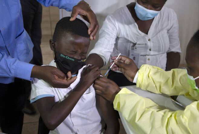지난달 21일 남아공 요하네스버그 인근 딥슬룻 지역에서 한 아이가 백신을 맞고 있다. 남아공에선 새 변이 '오미크론'이 확산 중이다. [AP 연합]