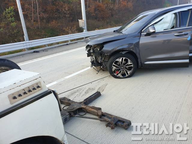 ▲지난 15일 상주영덕간 고속도로 진보터널 인근에서 SUV 차량이 중앙분리대 가드레일을 충돌하는 단독 사고가 발생해 랙카차가 견인 준비를 하고 있다. ⓒ독자제공
