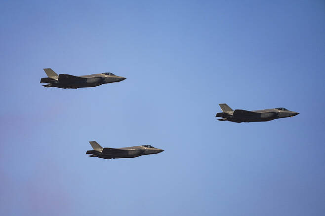 공군 F-35A 스텔스 전투기 편대가 저공비행을 하고 있다. 세계일보 자료사진
