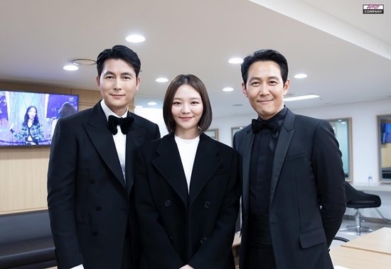 On the 27th, The ArtistFord Motor Company official Instagram said, Jung Woo-sung, Esom, Lee Jung-jae Actor!Acoms is a hot piece. It is a perfect combination of warm and perfect. Lee Jung-jae, Jung Woo-sung and Esom, who attended the 42nd Blue Dragon Film Awards ceremony held at KBS Hall in Yeouido, Seoul on the 26th, gathered in the waiting room and took pictures affectionately.The three are eating a pot at The ArtistFord Motor Company.Lee Jung-jae and Jung Woo-sung were the winners of the Best Director Award, and last year, Esom, the winner of the Blue Dragon Film Award, attended the Best Supporting Actress Award.Photo = The ArtistFord Motor Company Instagram