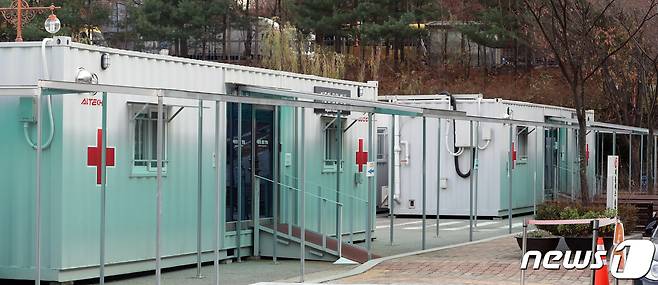 서울 은평구 서울시립서북병원 주차장에 위중증 환자 급증에 대비한 이동형 음압 병실이 설치되어 있다. /뉴스1