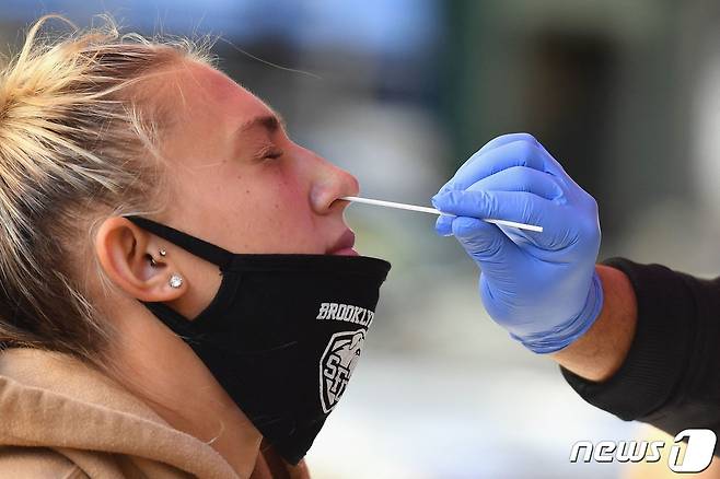 코로나 검진 중인 미국 시민. © AFP=뉴스1