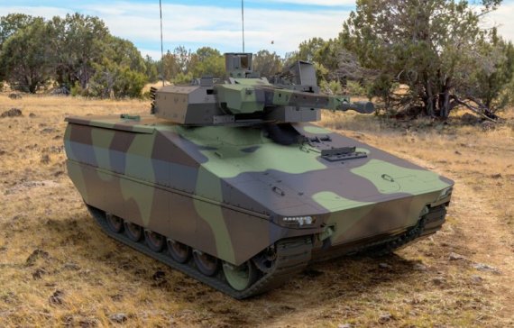 링스(Lynx)는 독일의 라인메탈(Rheinmetall)사에서 수출 시장을 목표로 개발 중인 보병 전투차(IFV)이다. KF31과 KF41 두 가지 형태가 있는데, KF31은 3명의 보병전투차 운용 인원(조종수, 전차장, 포수) 이외에 6명의 보병을 탑승시킬 수 있고, KF41은 길이가 더 길어서 탑승 인원이 3+8명이다. 또한 두 모델은 다른 포탑을 사용한다. KF31은 2016년 공개되었으며, KF41은 2018년 공개되었다. 링스는 영어로 스라소니를 뜻하며, 각 모델명 앞에 붙은 KF는 궤도 차량이라는 뜻이다. ⦁전장 7.22~7.73m ⦁전폭 3.6m ⦁전고 3.3m ⦁전투중량 34~50t ⦁승무원 KF31=승무원 3명+병력 6명, KF41=승무원 3명+병력 8명 ⦁주무장 주포 KF31=라인메탈 30mm MK30-2/ABM 기관포, KF41= 라인메탈 35mm Wotan 기관포 ⦁부무장 7.62mm 동축기관총 1정 스파이크 대전차미사일 또는 UAV 발사대 ⦁엔진 KF31=립헬(Liebherr) 750마력 디젤 엔진, KF41: 립헬(Liebherr) 1140마력 디젤 엔진 ⦁변속기 KF31= 앨리슨(Allison) X300-6 자동변속기, KF41: 렝크(Renk) HSWL 256 자동 변속기 ⦁현가장치 쇼크 업소버 장착 토션바 서스펜션 ⦁최고속도 65~70km/h ⦁항속거리 500km. 사진=호주 방위사업청
