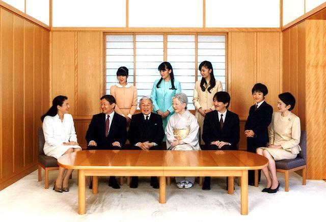 2015년 11월 15일 촬영해 이듬해 1월 1일 공개된 아키히토 당시 일왕 부부(가운데)와 왕실 일가의 가족 사진. 앞줄 왼쪽은 나루히토 당시 왕세자(현 일왕) 부부, 오른쪽은 후미히토 부부와 아들 히사히토, 뒷줄(왼쪽부터)은 아이코, 마코, 카코 공주. 도쿄=로이터 연합뉴스(궁내청 배포)