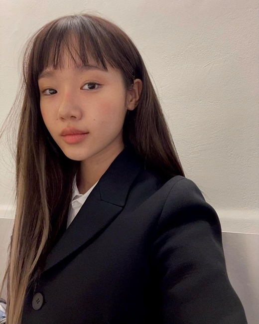 Girl group Weki Meki Choi Yoo-jung boasted neat beautyChoi Yoo-jung posted several photos on his instagram on the 28th without comment.Dressed neatly in a white shirt and black jacket, Choi Yoo-jung revealed a feminine and unique charm with a long straight hairstyle dyed in two tons.Here, nude tone makeup has saved the cleanliness, but I feel a more mature atmosphere in the past when I was a cute hairy hair.Weki Meki, whose Choi Yoo-jung belongs to, released his fifth mini album I AM ME. on the 18th and returned to fans in a year.