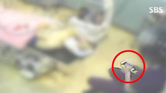 환자를 지키고 있던 건 간호조무사 1명, 간호조무사는 자신의 휴대전화를 보고 있었다.