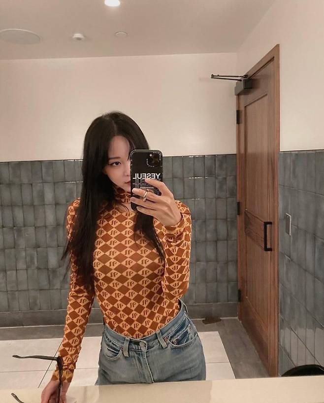 Han Ye-seul posted a picture on the 28th instagram of the photo.Han Ye-seul in the public photo is wearing a Bodie suit and looking at the mirror. Despite his difficult fashion, he shows off his extraordinary Bodie and focuses attention.The netizens who saw this showed various reactions such as I am digesting it, I am really great, I am cool.On the other hand, Han Ye Sul announced in May that he is in love with a non-entertainer who is 10 years old through his instagram.