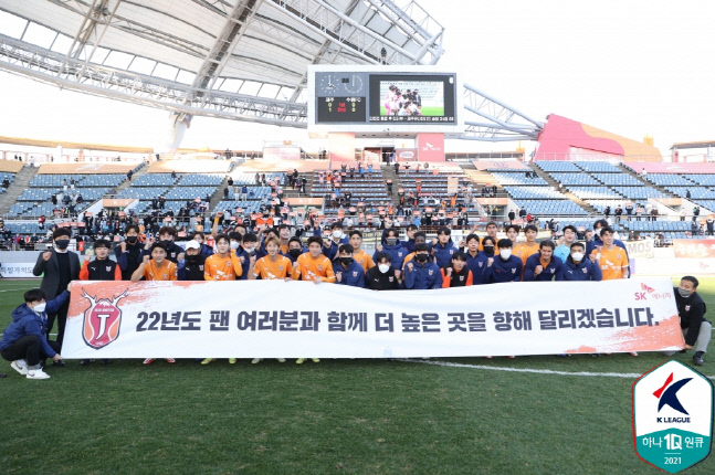 제주 선수단이 27일 수원FC전 승리 후 단체 세리머니를 하고 있다. 제공 | 한국프로축구연맹