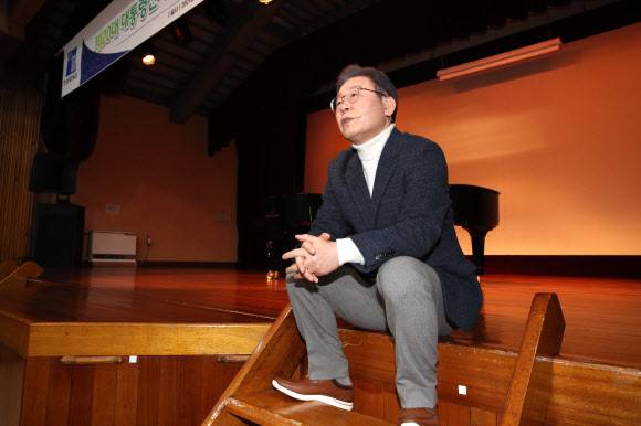 더불어민주당 이재명 대선후보가 29일 광주시 동구 조선대학교 사회과학대에서 열린 광주 대학생들과의 대화에서 참석자들과 대화하고 있다. 2021.11.29 연합뉴스