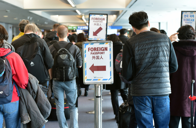 29일 인천국제공항에 도착한 외국인들이 입국 심사를 받고 있다./영종도=이호재기자