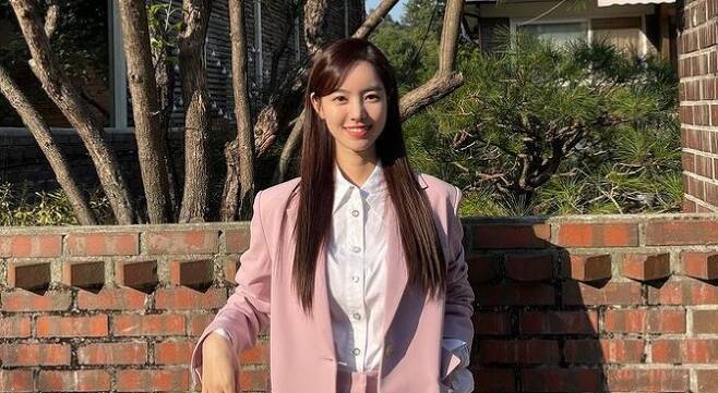 Actor Jin Se-yeon boasted a innocent beauty.On the afternoon of the 29th, Jean Seon-yeon posted a picture on his instagram with the phrase farmer farmers.In the photo, Jin Se-yeon took a picture where there was a red fence. Jin Se-yeons smile, which was smiling like a flower, was heartwarming.The netizens responded in various ways such as What is the matter with pink suits, Beauty, Pink is beautiful.On the other hand, Jin Se-yeon is filming a new drama Bad Memory Eraser.Bad Memory Eraser depicts the romance of a man who changed his life with a memory eraser and a woman who holds his fate.