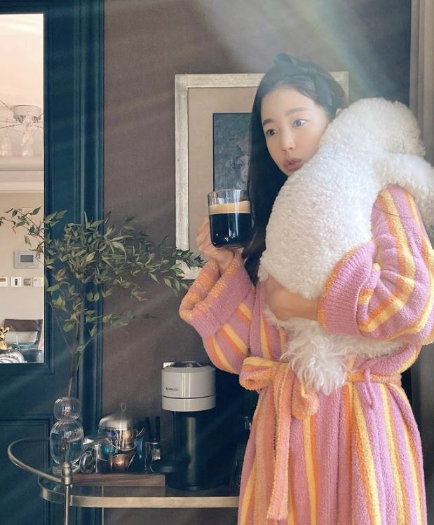 Actor Ki Eun-se delivered a luxurious routine.On Thursday, Ki Eun-se wrote on her Instagram account: A cup of coffee you drink in the morning.I like to set the table beautifully and start the day with a thick coffee flavor. In the photo, Ki Eun-se is enjoying a cup of coffee with a dog, a luxurious interior with a cafe atmosphere, and a unique home atmosphere attracts Eye-catching.Meanwhile, Ki Eun-se married a 12-year-old American businessman in 2012 and is appearing on SBS Now, Im breaking up.