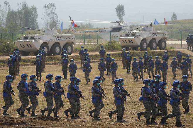 2021년 9월 15일 중국 허난성 췌산 인민해방군(중국군) 합동전술훈련기지에서 중국 측 유엔군이 몽골, 파키스탄, 태국 군대와 함께 대테러 군사 훈련 '공동운명-2021'에 참여하고 있다. /연합뉴스