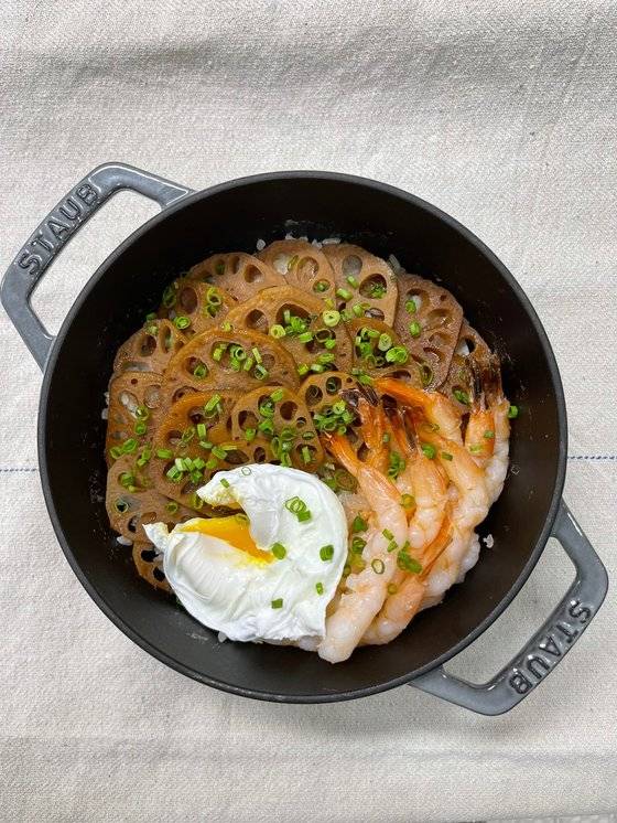 식감과 단맛이 어우러진 새우연근솥밥. 사진 송하슬람