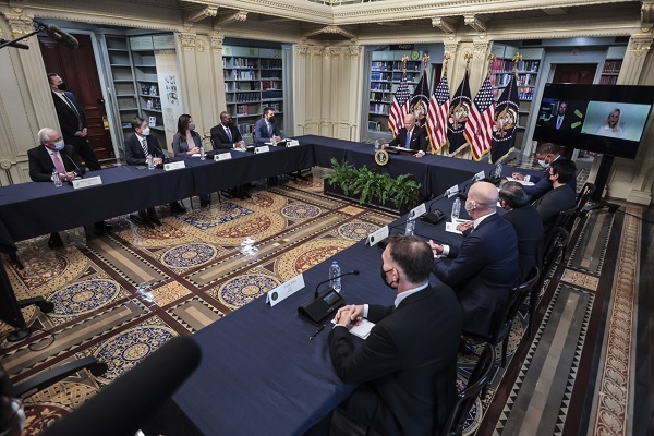 29일(현지시간) 조 바이든 미국 대통령과 주요 소매업체 및 소비재 생산기업 등의 최고경영자(CEO)의 물류 상항 점검 회의 모습. / 사진  = EPA
