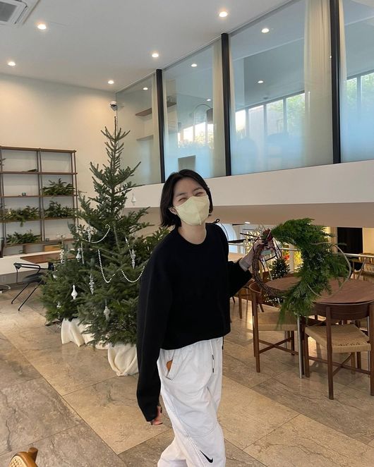 Broadcaster Kim Sae-rom showed the new woman aspect of 2021.Kim Sae-rom posted a few photos on his instagram on the 30th, saying, I am a new woman who went to the end of the year after playing a woman.The photo shows Kim Sae-rom going to exercise after a female hobby activity, and the attractive straight hair and Kim Sae-roms unique lovely eyes catch the attention of the viewers.Kim Sae-rom made Christmas leases as a female hobby, and she described it as playing women as if she felt feminine charm while making it herself.Since then, Kim has been working out and has shown a new woman in 2021.On the other hand, Kim has been active in various entertainment programs since his debut in 2004 with the supermodel selection contest.