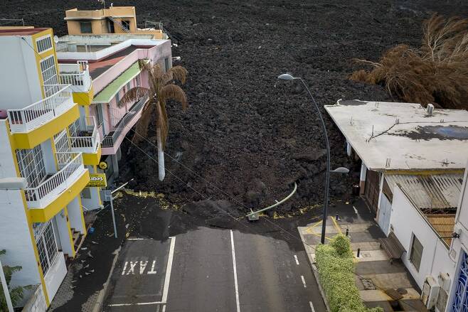 쿰브레 비에하 화산의 용암으로 피해를 입은 주택가. 사진=AP 연합뉴스