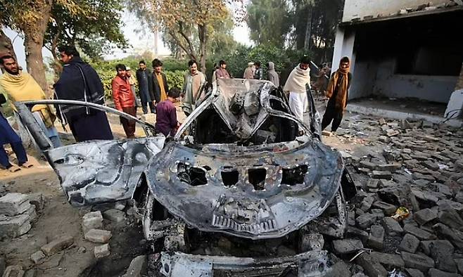 파키스탄 현지시간으로 28~29일, 무슬림 약 5000명이 이슬람경전(코란)을 불태운 혐의로 체포된 피의자를 똑같이 불태워야 한다고 주장하며 경찰서를 습격했다. EPA 연합뉴스