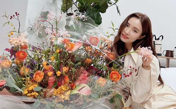 Actor Shin Se-kyung has revealed the recent situation in which beautiful visuals are more beautiful than flowers.Shin Se-kyung posted a picture with various emoticons through his instagram on the 29th.The photo shows Shin Se-kyung posing in front of a large Basket of Flowers.Shin Se-kyung, who is smiling with a bright smile, reveals a simple yet innocent charm and captivates his eyes with a dazzling beauty rather than flowers.The fans admired the reaction, saying, I am pretty, I do not know who is a flower, and Is there a flower next to a flower?Meanwhile, Shin Se-kyung met with fans last month, releasing the original film Anathema Records for seezn (season).