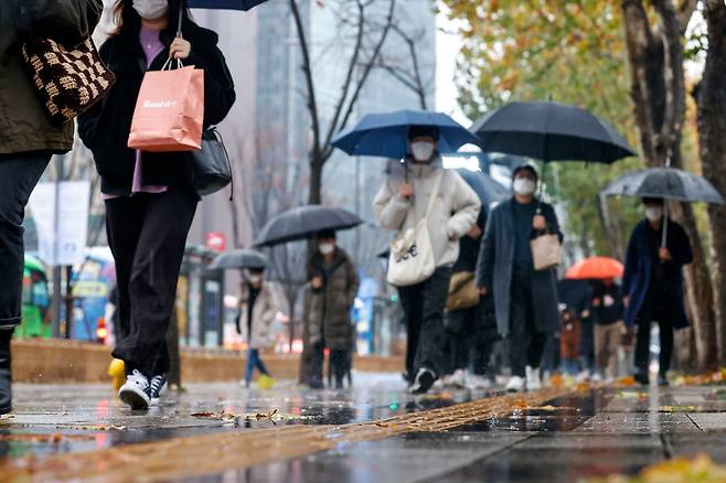 비 내리는 30일 오전 서울 시청역 인근에서 시민들이 우산을 쓴 채 길을 걷고 있다. 2021.11.30/연합뉴스