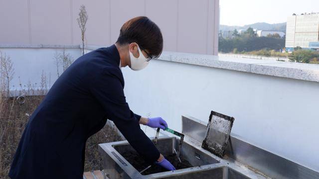 울산 한국화학연구원 바이오화학연구센터 옥상에서 황성연 센터장이 생분해 비닐 분해 실험에 대해 설명하고 있다. 울산=현유리 PD