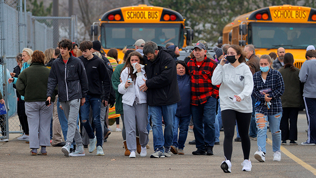학생에 의한 무차별 총격 사건이 벌어진 미국 미시간주 옥스퍼드 고교에서 학부모들이 자녀를 데리고 나오고 있다. / 사진 = 연합뉴스