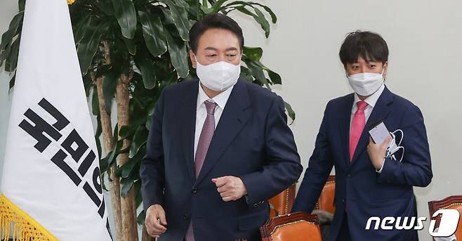 윤석열 국민의힘 대선 후보와 이준석 당 대표가 지난달 25일 오전 서울 여의도 국회에서 열린 최고위원회의에 참석하고 있다. /사진=뉴스1