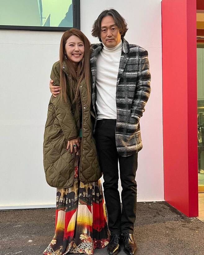 Actor Yoon Mi Lee boasted a strong relationship with actor Kim Jung-tae, who became her new husband (?).On December 1, Yoon Mi Lee wrote on his personal Instagram: Yuuka Nanri, who can not eat in the # drama husbands drama.I am very strong because I cheer and praise you when you come out. In the photo, Yoon Mi Lee showed off his unscathed relationship with Kim Jung-tae and a friendly Femme aux Bras Croisés, leaning on his shoulder.In another photo, Kim Jung-tae wrapped up Yoon Mi Lee and boasted a couple-like chemistry.The two split as a couple in the IHQ new drama $ponsor; Yoon Mi Lee splits into the close sister and style director Jua of the main character Han Chae-young.On the other hand, Yoon Mi Lee has three daughters with composer and producer Ju Young-hoon and marriage.