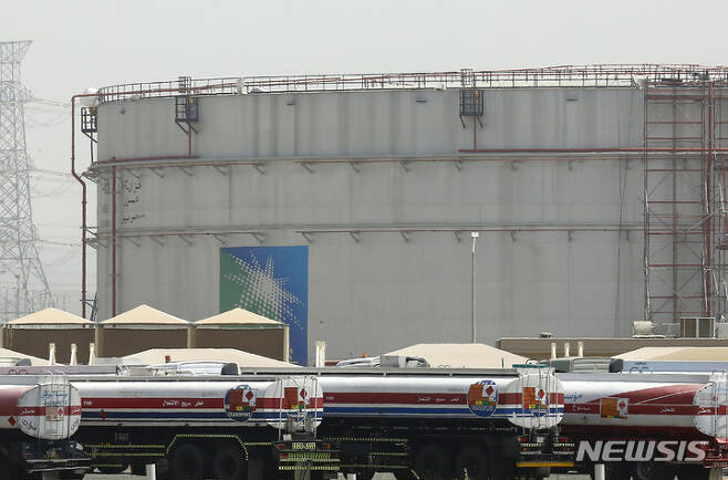 [지다(사우디아라비아)=AP/뉴시스]사우디아라비아 지다에 있는 석유업체 아람코의 공장 앞에 연료수송트럭이 줄지어 서 있다. 2021.11.30. photo@newsis.com